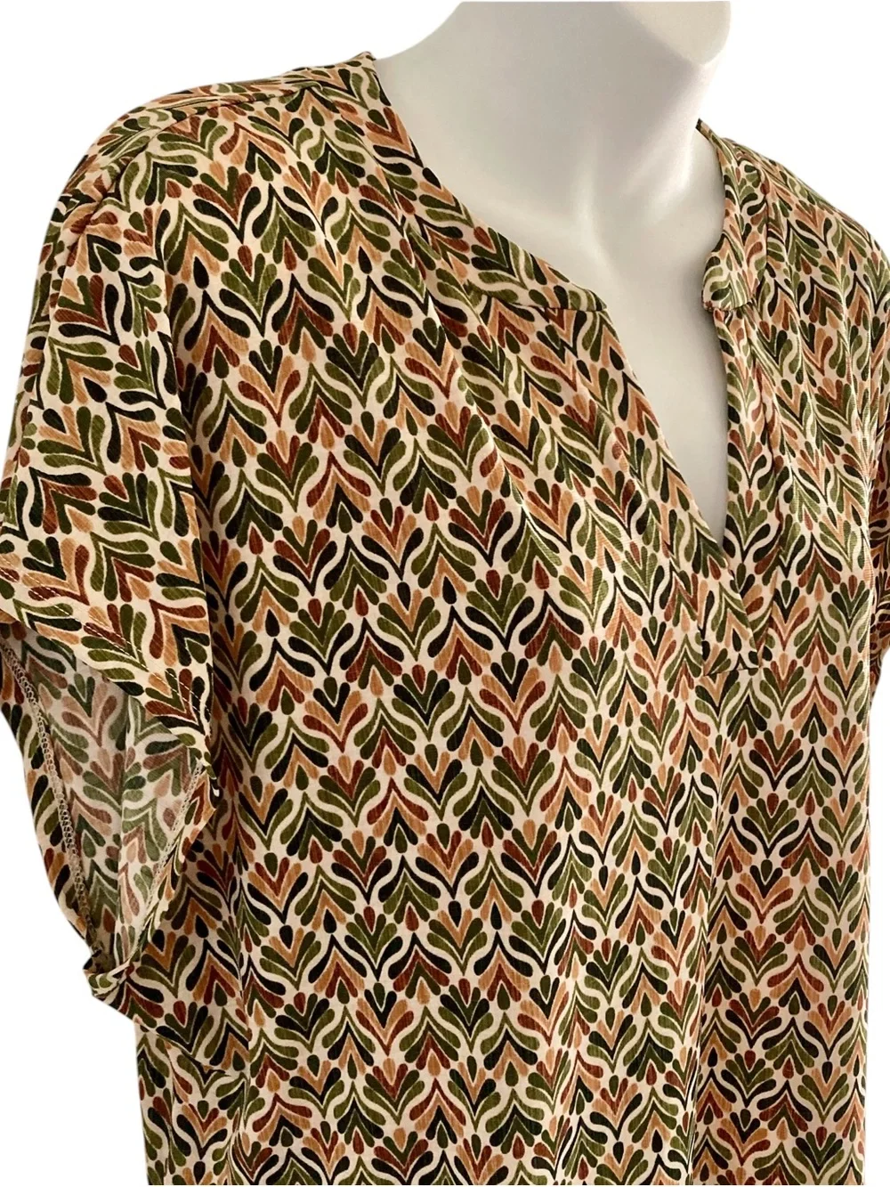 Laura | Patterned V-Neck Top - Picture 4 of 10